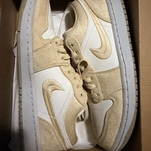 Women Beige and White jordan 1
